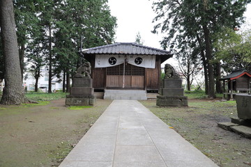 久伊豆神社の社殿と狛犬像