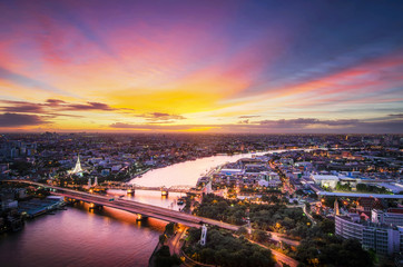 Fototapeta premium Phra Phuttha Yodfa Bridge view of Bangkok