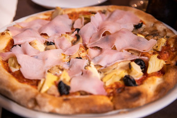 ハムをのせたピザ