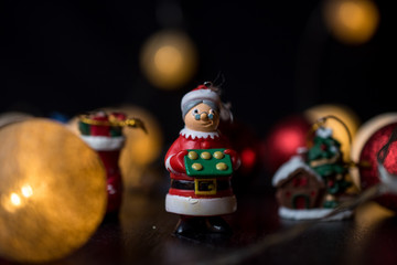 Feliz Navidad y feliz año nuevo banner con muñecos navideños, reflejo, luces bokeh. bolas de navidad, Banner creativo, folleto, póster o página de inicio para publicación web o blog