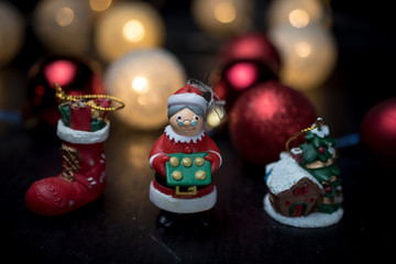 Feliz Navidad y feliz año nuevo banner con muñecos navideños, reflejo, luces bokeh. bolas de navidad, Banner creativo, folleto, póster o página de inicio para publicación web o blog