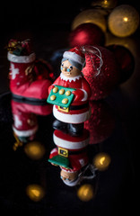 Feliz Navidad y feliz año nuevo banner con muñecos navideños, reflejo, luces bokeh. bolas de navidad, Banner creativo, folleto, póster o página de inicio para publicación web o blog