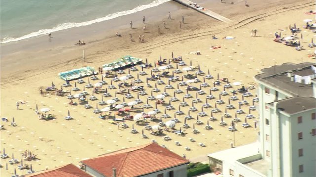 Ripresa aerea di una spiaggia veneziana
