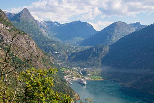 Kreuzfahrtschiff im Fjord von oben