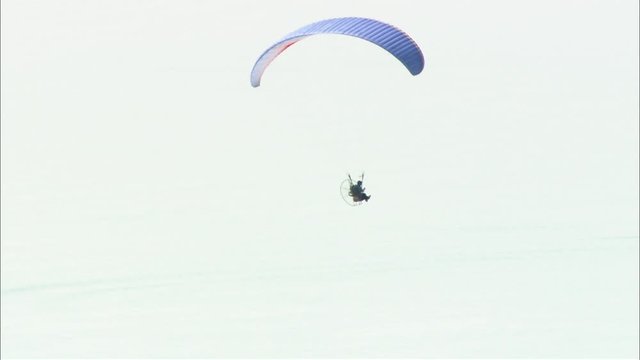 Parapendio a motore ripreso dall'alto mentre &egrave; in volo