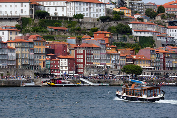 Fototapeta na wymiar Bateau de touristes traversant le Douro pour se rendre dans la vieille ville de Porto au Portugal.