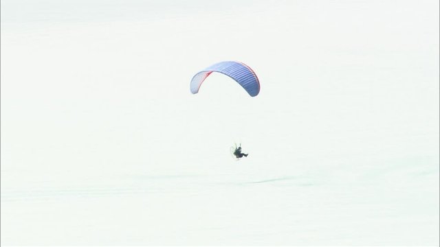 Parapendio a motore ripreso dall'alto mentre &egrave; in volo
