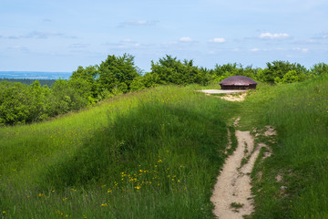 Weg zu einem Beobachtungsposten des Forts Douaumont aus dem 1. Weltkrieg nahe Verdun/Frankreich