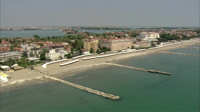 Veduta aerea del lido nelle vicinanze del Excelsior Hotel