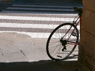 Fototapeta na wymiar a bicycle is standing against a wall in an arch. Italy Vicenza