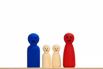 Familie, Mann, Frau und Kinder lachen. Symbol aus Holz, isoliert, freigestellt vor weißem...
