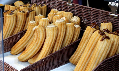 Deliciosos dulces de churros de masa pastelera rellenos de chocolate y crema de dulce de leche
