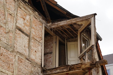 Ausschnitt eines alten Gebäudes vor der Restaurierung