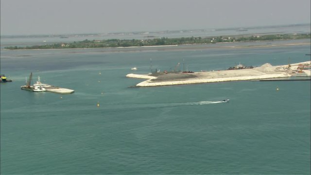 Ripresa aerea di traghetti e imbarcazioni a Venezia