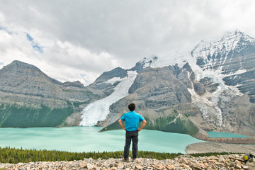 Fototapeta na wymiar Berg lake in Mt. Robson provincial park