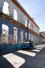 Fototapeta na wymiar キューバハバナ　旧市街のクラシックカーのある風景