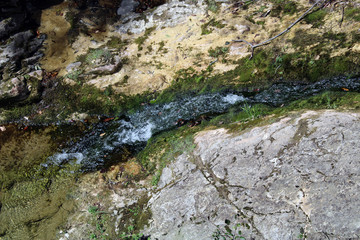 Acqua corrente e roccia