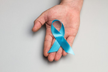 Campaña de concientización sobre la salud del hombre y el cáncer de próstata en noviembre. Mano...