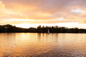 Maschsee Hannover mit Segelboot bei Sonnenuntergang