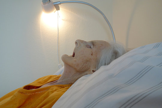 kranke seniorin im pflegeheim