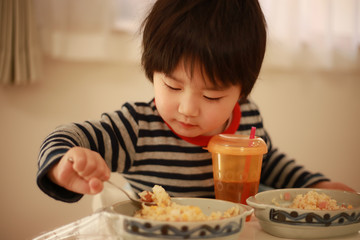 食事する男の子