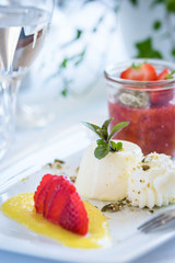 Panna Cotta mit Erdbeermus und Sahne, Dessert