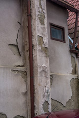 Gebäudeschäden durch Feuchtigkeit in der Wand