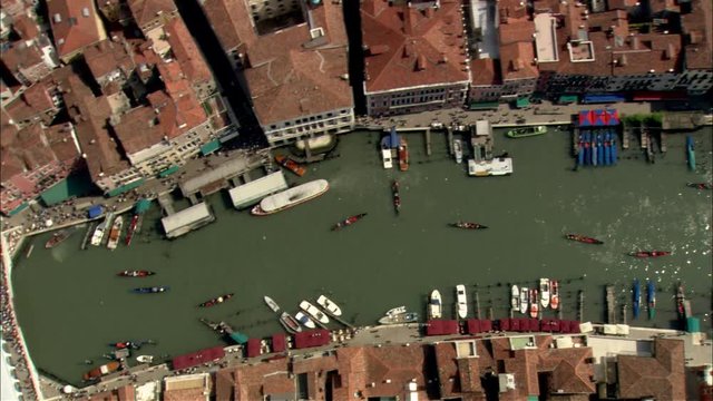 Ripresa aerea del Canal Grande con passaggio sopra il Ponte di Rialto