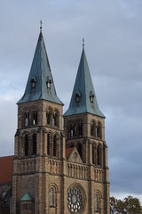 Blick auf die beiden Kirchtürme der Marienkirche in Landau in der Pfalz