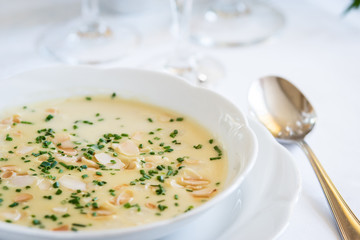 Vorspeise, Pilzsuppe mit Schnittlauchröllchen