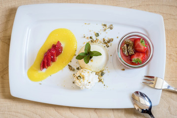 Nachspeise, Pudding mit Erdbeermus und Minze