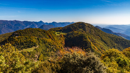 Panoramica de montañas en otoño