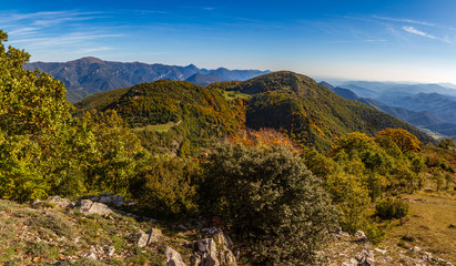panoramica de montañas y  un bosque en otoño