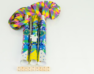 Silvester Dekoration mit Knallkörper zur Silvesterfeier 