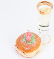 Silvester Luftschlangen Dekoration mit Berliner Pfannkuchen zur Silvesterfeier 