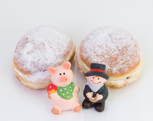 Silvester Luftschlangen Dekoration mit Berliner Pfannkuchen zur Silvesterfeier 