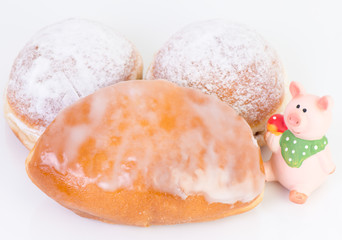 Silvester Luftschlangen Dekoration mit Berliner Pfannkuchen zur Silvesterfeier 