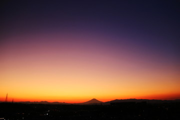 横浜東戸塚からの　夕陽に映える富士
