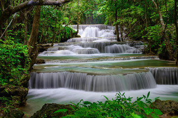 Wodospad kaskadowy w tropikalnym lesie