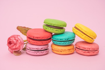 Fototapeta na wymiar tasty colorful macarons on pink background
