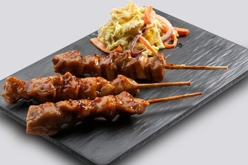 Pincho moruno de cerdo con ensalada sobre habla de pizarra. Moorish pork skewer with salad on slate...