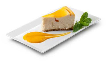 tarta de queso con salsa de melocotón sobre fondo blanco. cheesecake with peach sauce on white background.