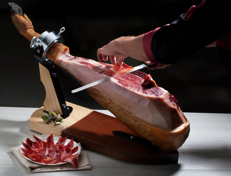 Cortador de jam&oacute;n y plato de jam&oacute;n ib&eacute;rico . Ham cutter and plate of Iberian ham.