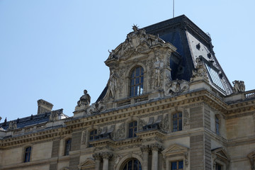Fototapeta na wymiar détail du bâtiment du Musée du Louvre