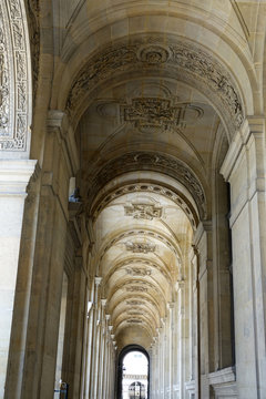 couloir extérieur du Musée du Louvre