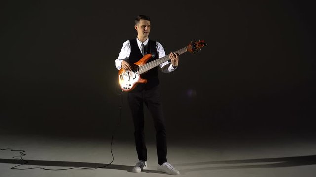 The guy plays no guitar. General shot