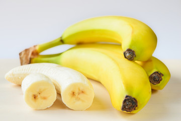 banane mature su tagliere bianco