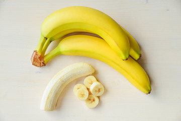 banane mature su tagliere bianco