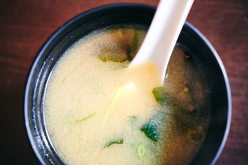 Japanische Miso Suppe heiß mit Dampf am Tisch Business Lunch