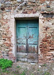 Italy, Tuscany: Old ruined door.